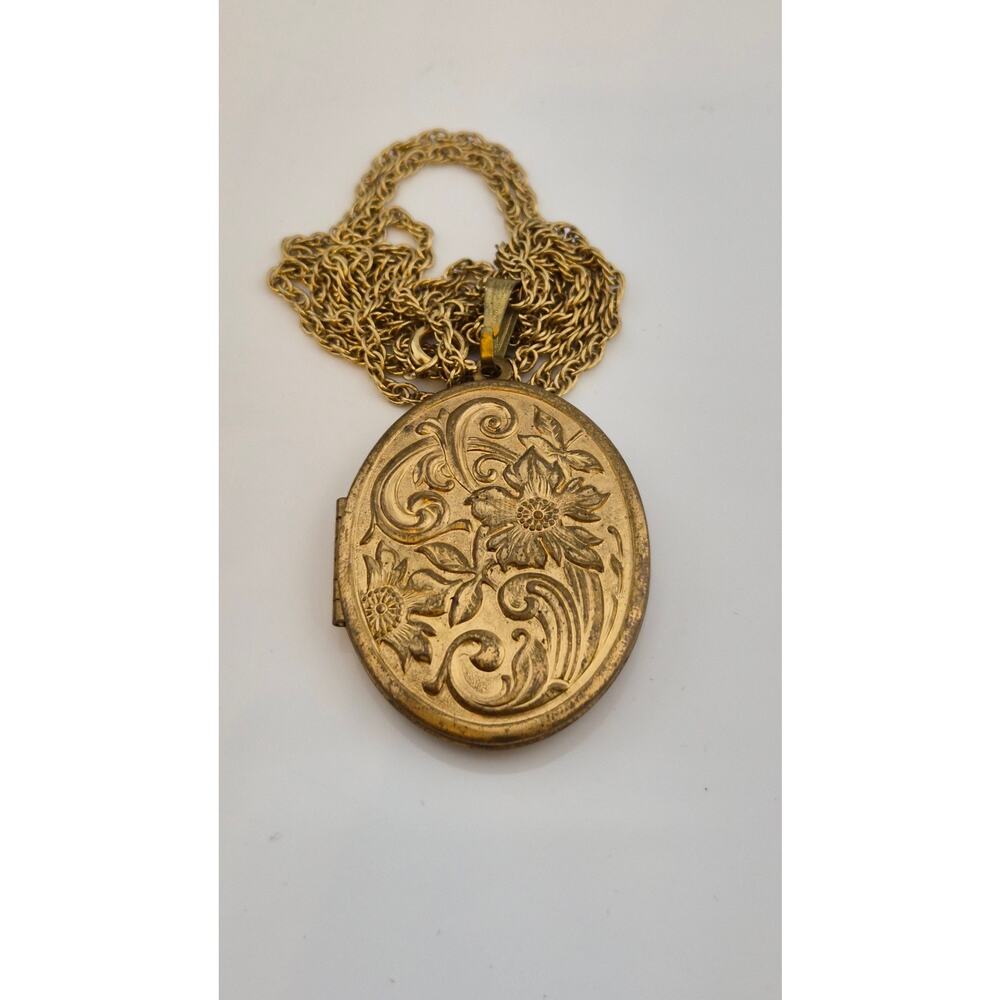 Vintage Floral Locket Necklace Gold Tone Engraved 26 Inch Chain